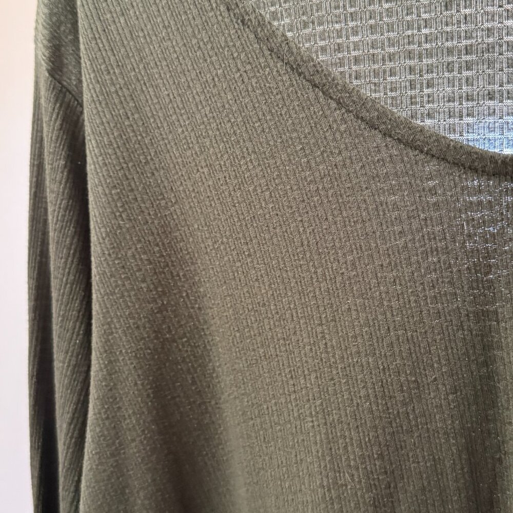 TORRID Olive Texture Jersey V-Neck Long Sleeve Tiered Top Size 4 - Picture 6 of 7